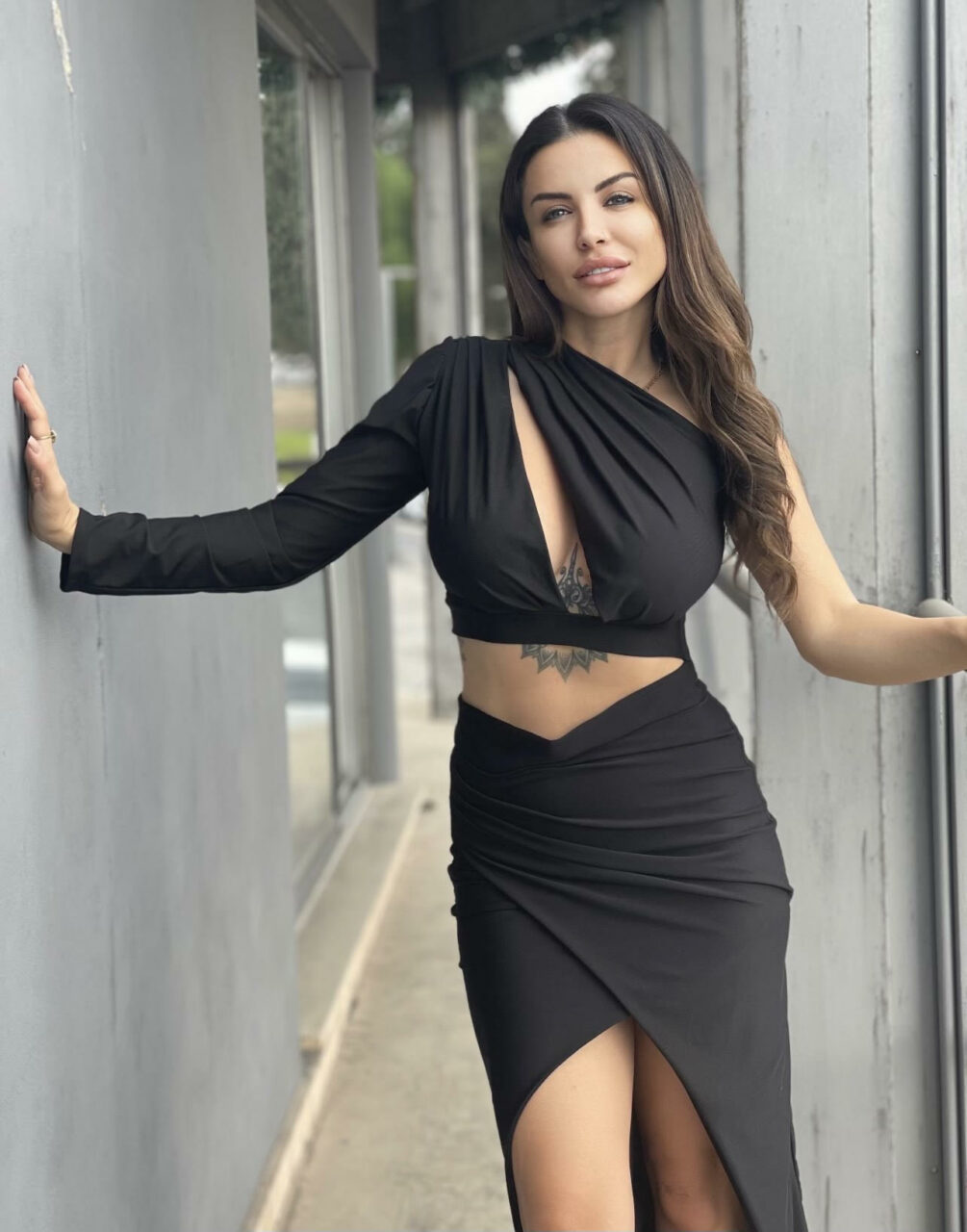 ONE SLEEVE CROP TOP