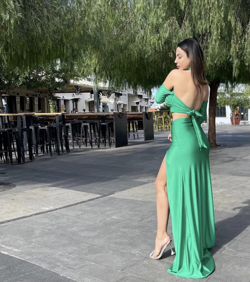 V SHAPED SKIRT WITH SLIT